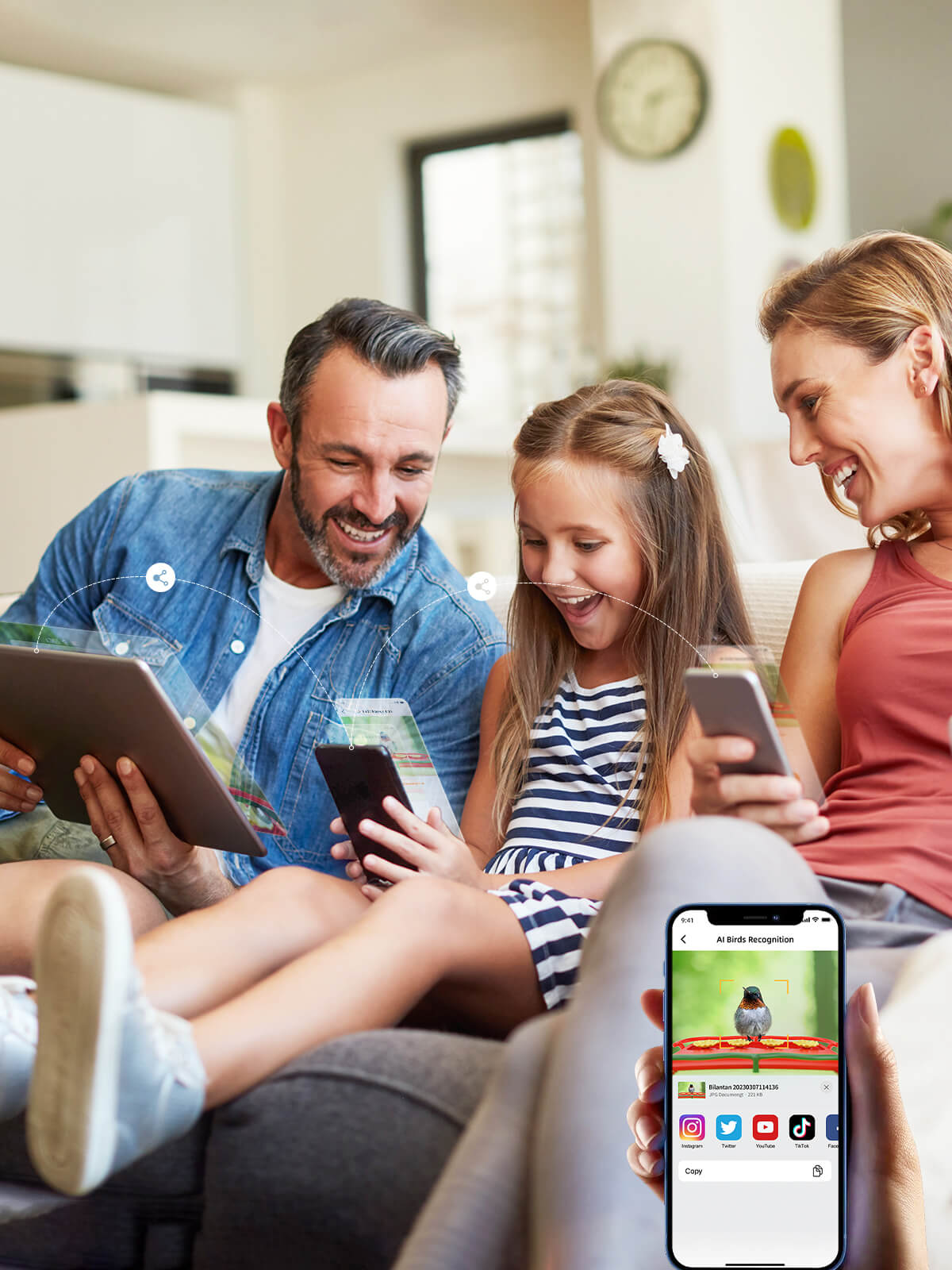 Feel free to share the device with your family for multi-person multi-device sharing and share adorable bird videos on social media platforms like Instagram anytime. A happy-go-lucky family is having fun with multiplayer multi-device sharing and enjoying cute bird videos!